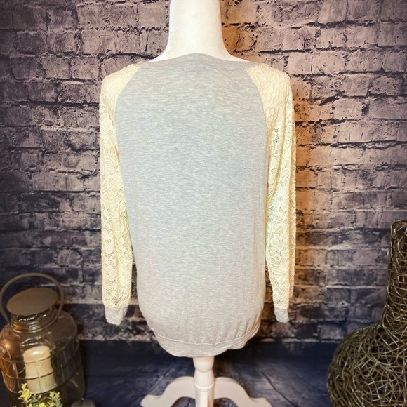 𝅺EGS California Lace Gray with Cream Sleeves Top S - Picture 6 of 8